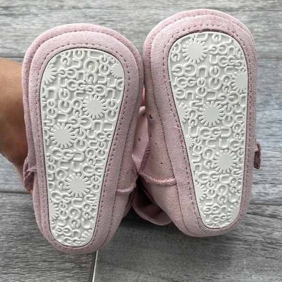 UGG boots with metallic stars and bows on the back - Picture 8 of 11